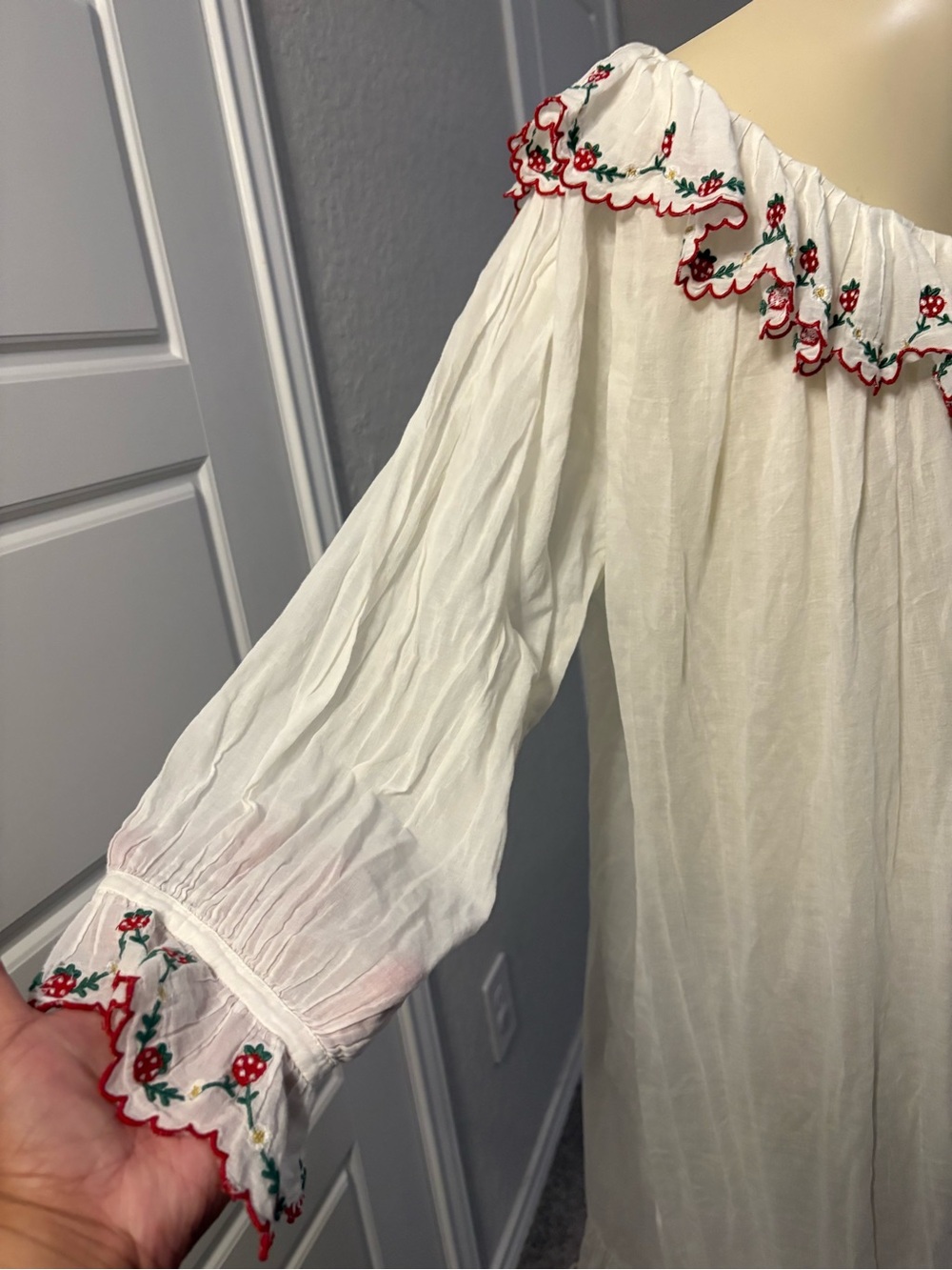 Doen Chateau Strawberry Embroidered Nightgown Size Small Very Rare - Picture 10 of 16